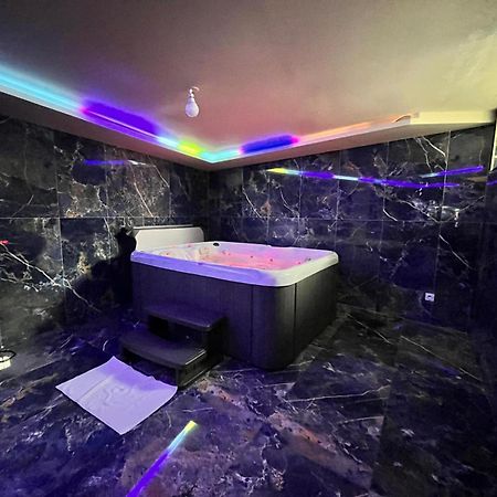 Golden Blue - Jacuzzi Apartment Руан Екстериор снимка