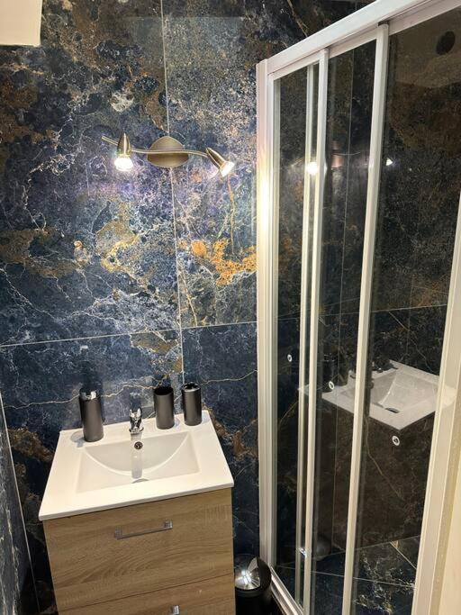 Golden Blue - Jacuzzi Apartment Руан Екстериор снимка