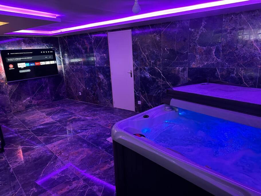 Golden Blue - Jacuzzi Apartment Руан Екстериор снимка