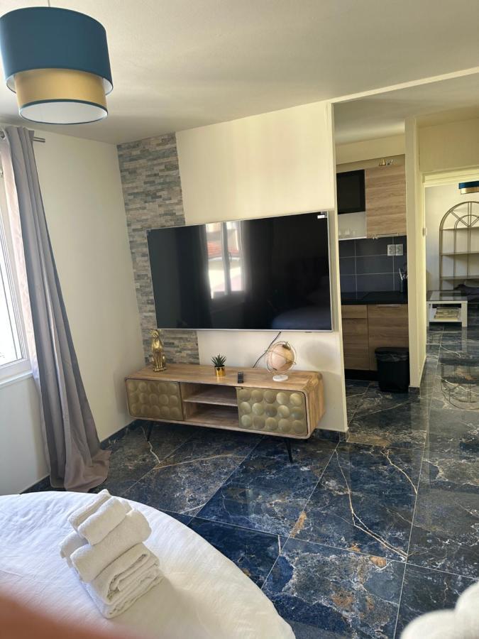 Golden Blue - Jacuzzi Apartment Руан Екстериор снимка