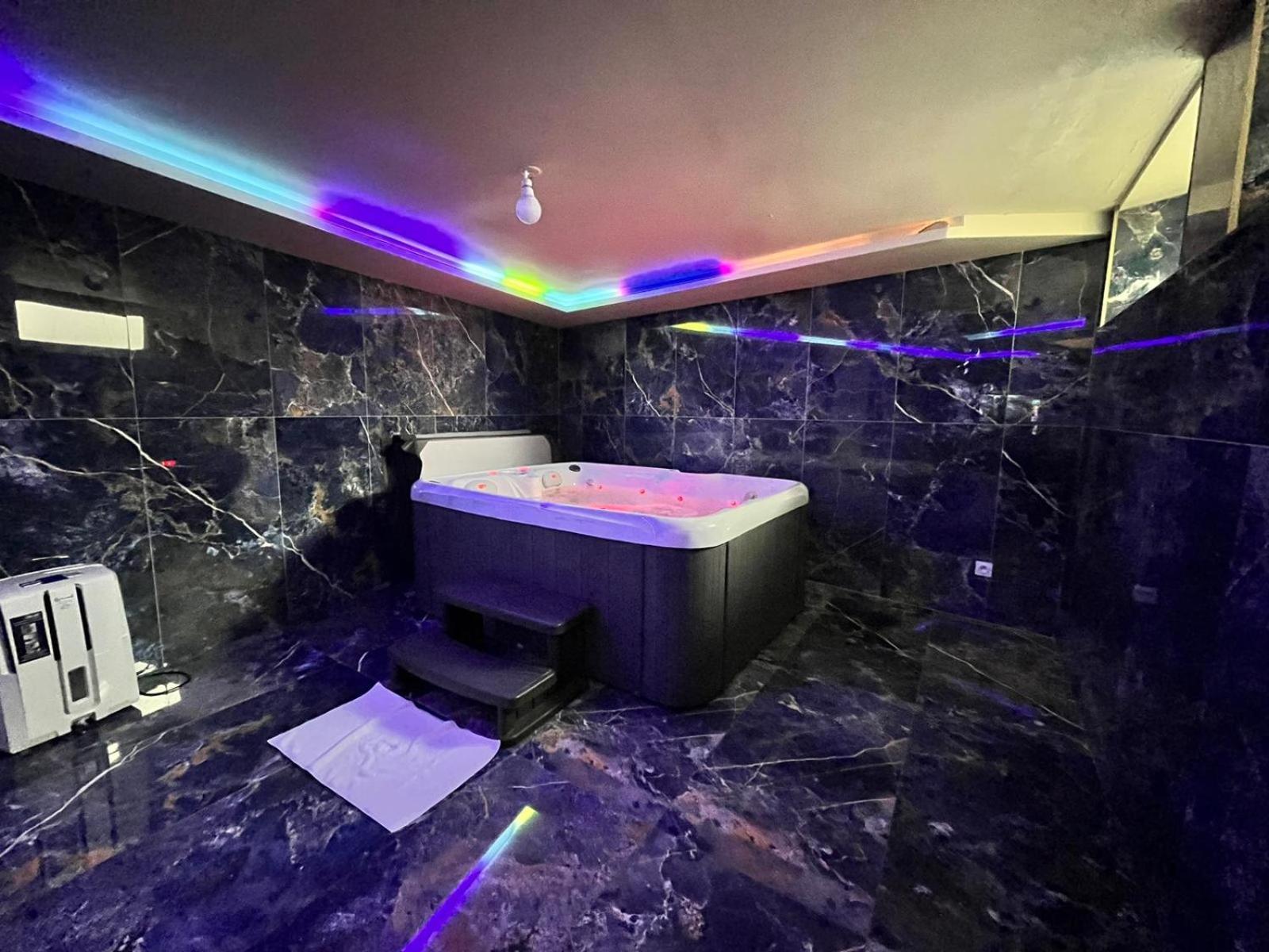 Golden Blue - Jacuzzi Apartment Руан Екстериор снимка