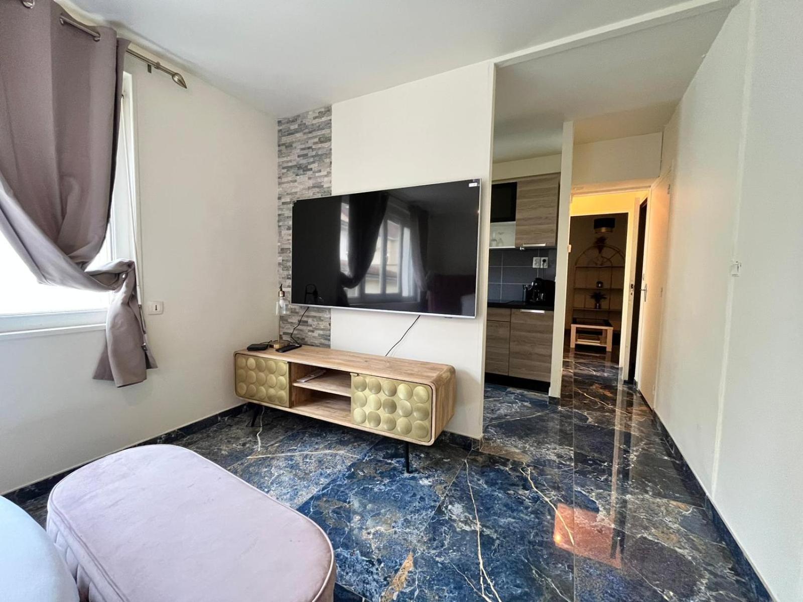 Golden Blue - Jacuzzi Apartment Руан Екстериор снимка
