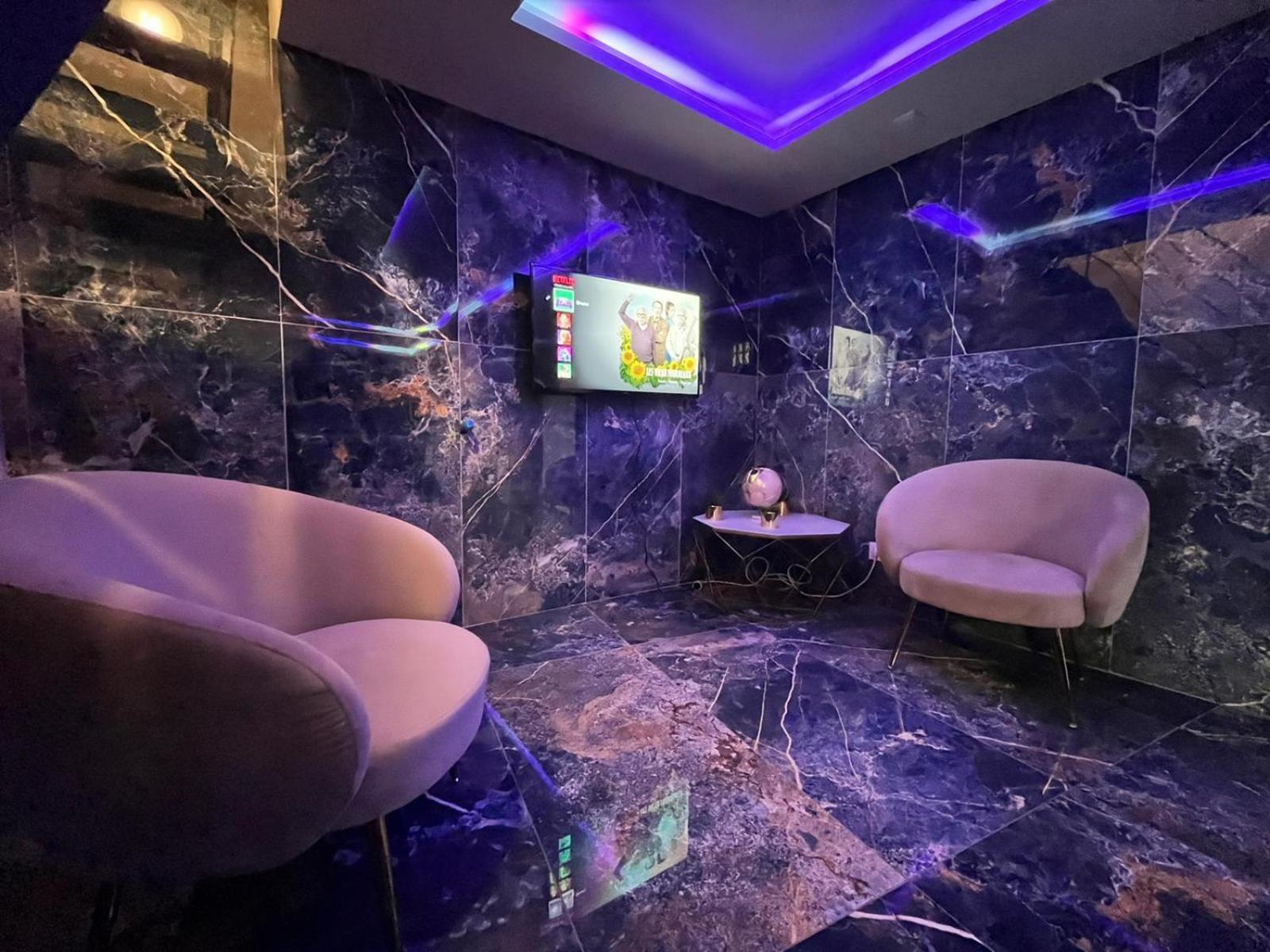 Golden Blue - Jacuzzi Apartment Руан Екстериор снимка